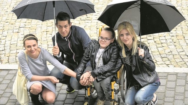 Opiekunka grupy Olga Szutkiewicz i młodzi aktywiści: MateuszChłus, Kasia Zawadzka i Klaudia Jabłońska (od lewej)