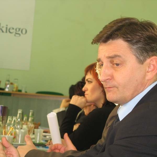 Podkarpacki poseł Marek Kuchciński, do którego biura wpłynęła podejrzana przesyłka, to jeden z liderów Prawa i Sprawiedliwości.