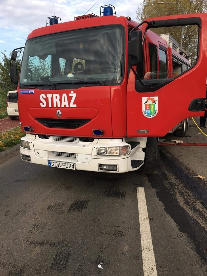 Wypadek w Cedrach Wielkich na ul. Łąkowej 22.10. Zderzyły się dwa samochody osobowe, jeden z nich zawisł nad rowem. Jedna osoba ranna 