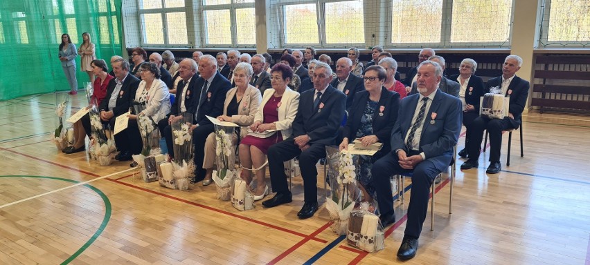 Złote Gody 18 małżeństw z gminy Mniów. To oni przeżyli ze sobą ponad 50 lat! Otrzymali medale i prezenty. Zobacz zdjęcia z uroczystości