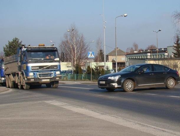 Na drodze 44 w Zaborzu stanie sygnalizacja świetlna. Skrzyżowanie ulic Zatorskiej, Jezioro i Porębskiej będzie bezpieczniejsze [ZDJĘCIA]