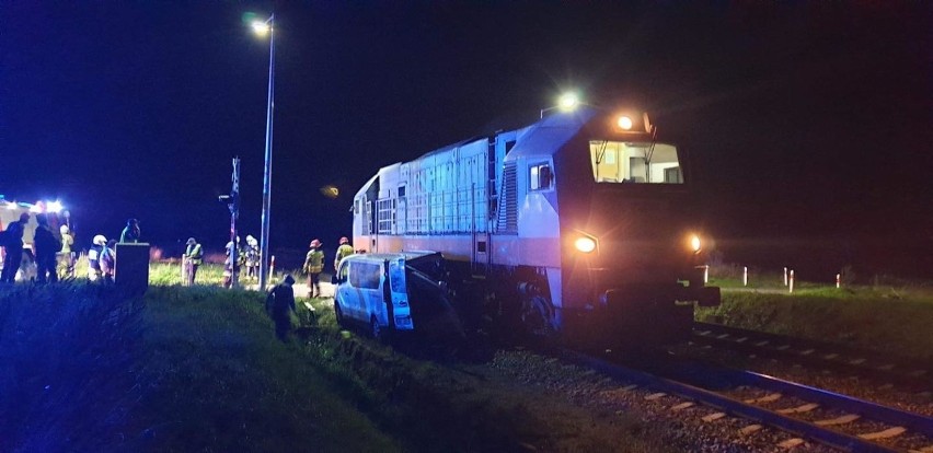 Wypadek w Otmuchowie. Bus zderzył się z lokomotywą