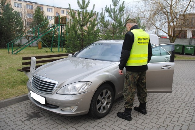 Skradziony mercedes za 65 tys. zł odzyskany przez pograniczników z Sejn