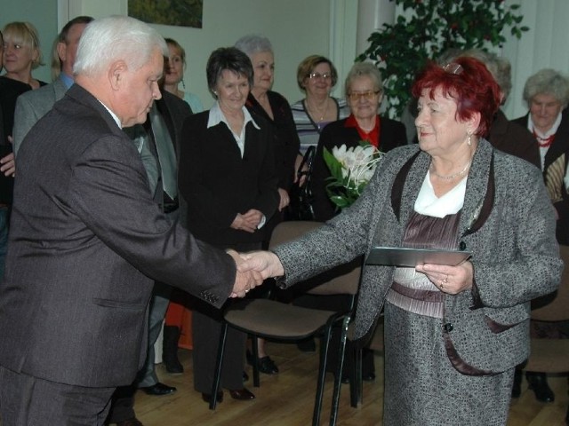 Stanisław Barycki, wójt gminy Sitkówka-Nowiny odbierał gratulacje między innymi od radnej Krystyny Janiec.