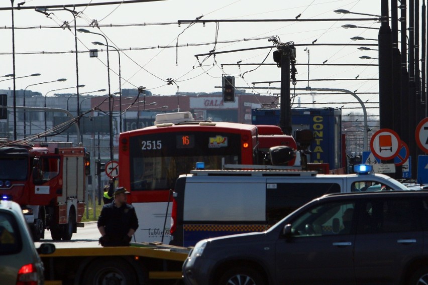 Uszkodzenie trakcji trolejbusowe pod Vivo! przy al. Unii Lubelskiej w Lublinie