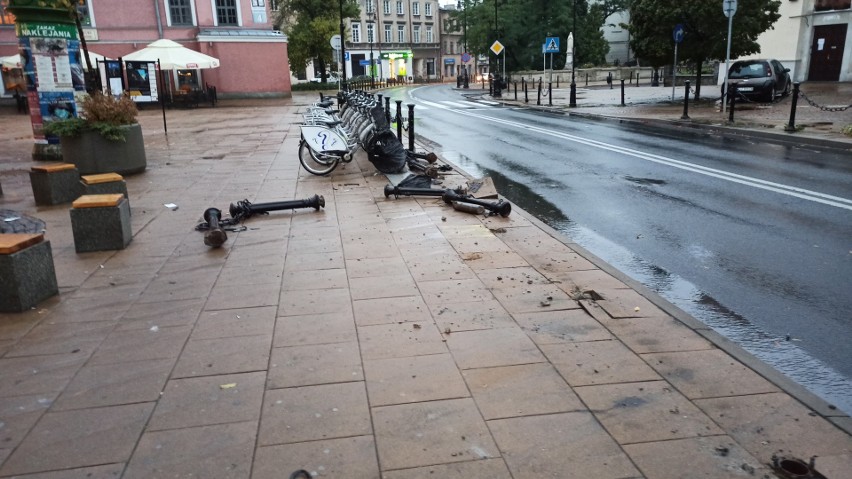 Wypadek przy Placu Wolności w Lublinie. Nietrzeźwy kierowca staranował barierki. Był poszukiwany