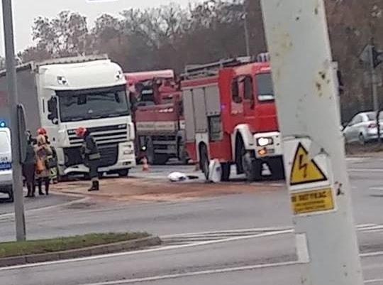 Kolizja na Żółkiewskiego w Radomiu. Kierujący Tirem wjechał w tył toyoty.