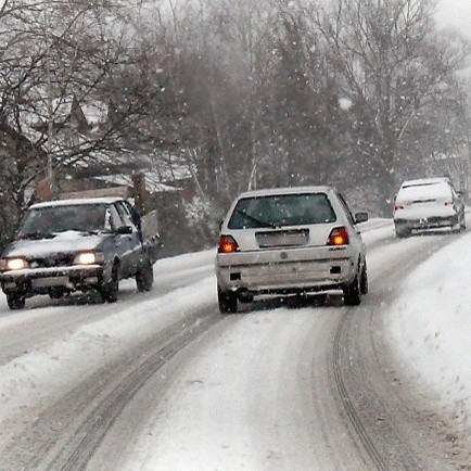 Drogi są zaśnieżone i śliskie. Najgorsza sytuacja jest na drogach powiatowych.