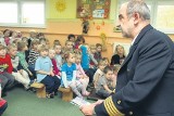 Kapitan żeglugi wielkiej czytał przedszkolakom