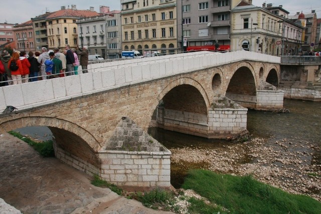 Most Łacińsaki jest niemym świadkiem historii 