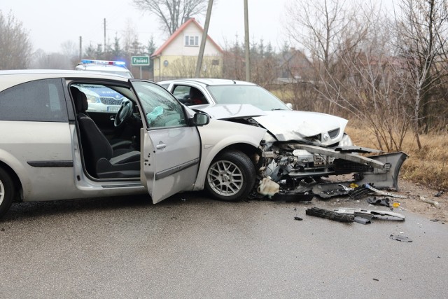 Zgłoszenie o wypadku w Pasiekach dyżurny Komendy Miejskiej Policji w Ostrołęce odebrał dziś przed godz. 10.