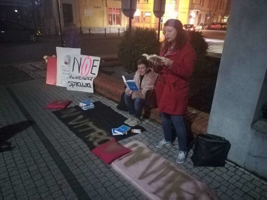 Gniezno: Prof. Bogdan Chazan opowiadał o in vitro i sumieniu. Przed budynkiem zorganizowano protest [ZDJĘCIA] 