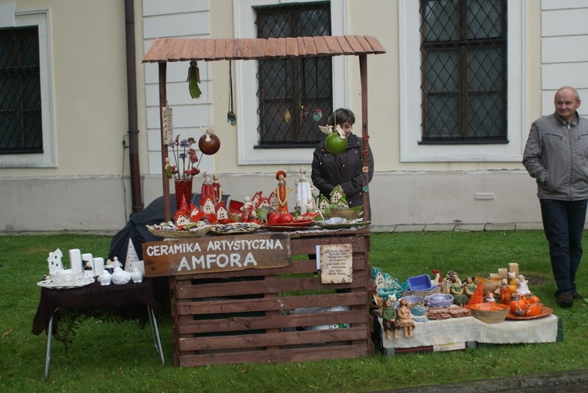 VII Jarmark Rzemiosła i Rękodzieła trwa w parku przy Pałacu...