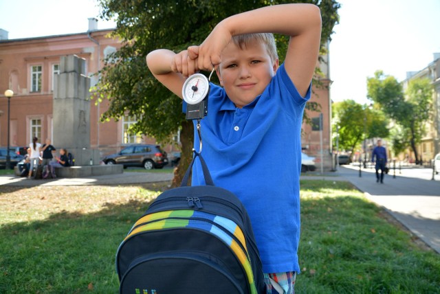 Plecak Piotra waży 5 kilogramów. On sam - około 30 kg