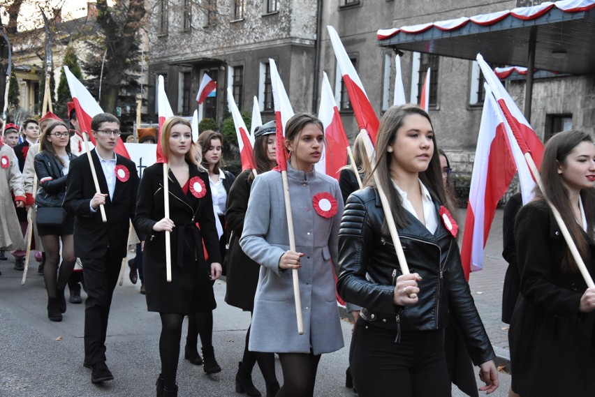 Chrzanów. Setki osób przemaszerowały ulicami miasta w korowodzie niepodległościowym [ZDJĘCIA]