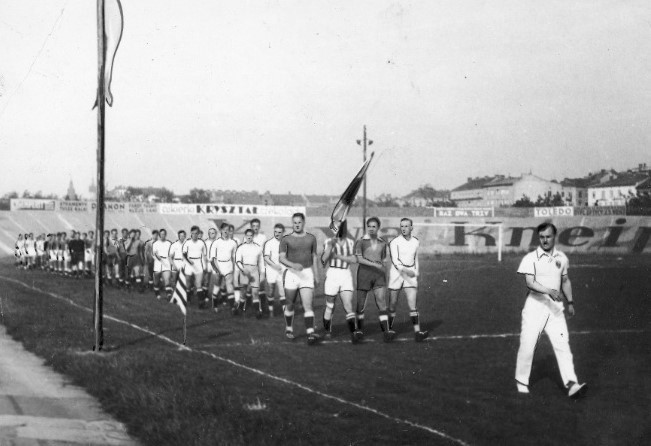 Wrzesień 1938 r. Stadion Cracovii. Defilada zawodników...