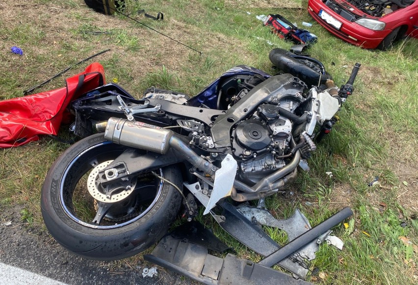 Tragiczny wypadek na drodze krajowej nr 57 między Chorzelami a Przasnyszem. Nie żyją dwie osoby. 19 sierpnia 2023. Zdjęcia