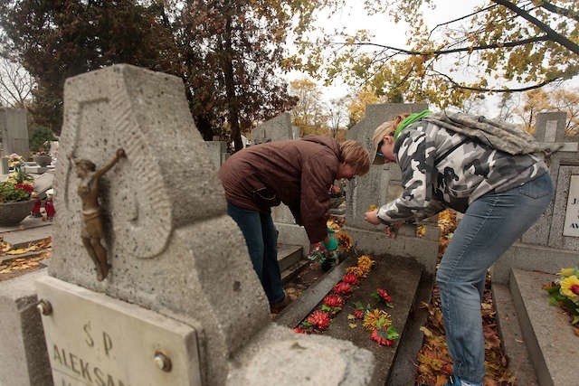 Maria Flis razem z Anną Chabowską PorządkUją Groby rodzinne na cmentarzu Nowofarnym przy Artyleryjskiej.