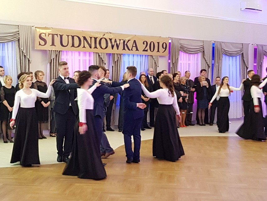 Studniówka 2019 w ostrowskim „Ekonomiku”. Bawili się w sali balowej Cobra [ZDJĘCIA, WIDEO]