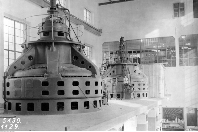 Elektrownia Krajowa Gródek, zakład wodno-elektryczny w Żurze - widok na dwie turbiny elektryczne. Zdjęcie z 1930 roku 