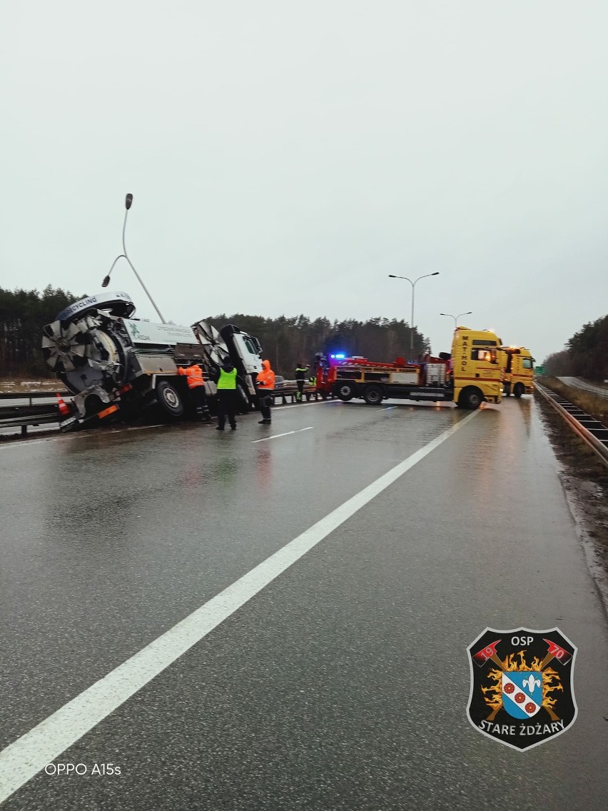 Ciężarówka zablokowała dwa pasy ruchu na S7 między Radomiem a Białobrzegami
