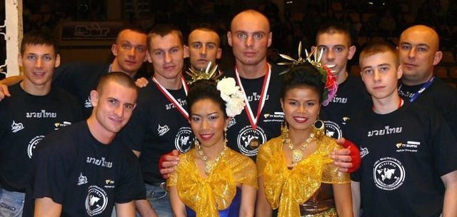 Słupscy zawodnicy z trenerem Danielem Sołtysiakiem i tajskimi tancerkami po zawodach w Chełmnie.