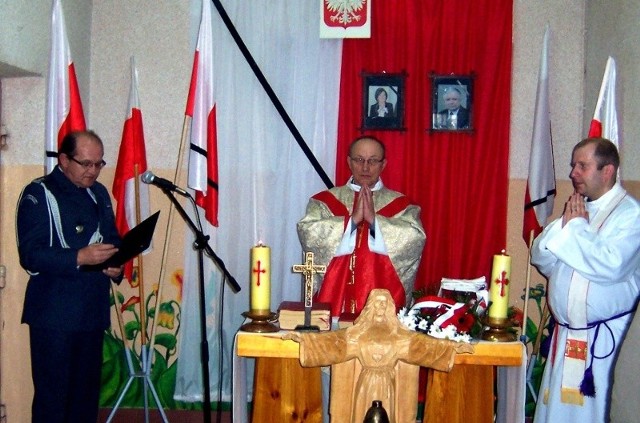 W czasie nabożeństwa o ofiarach katastrofy wspominał dyrektor niżańskiego aresztu, pułkownik Sławomir Lubera.