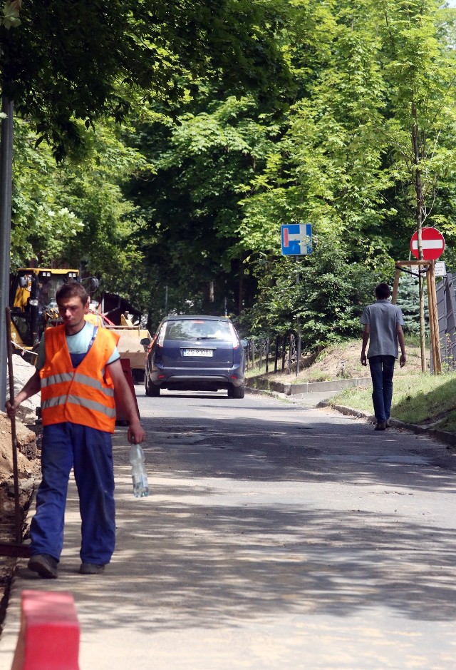 Chcąc pokonać ulicę Broniewskiego pieszo, trzeba blisko stumetrowy odcinek pokonać jezdnią wśród samochodów