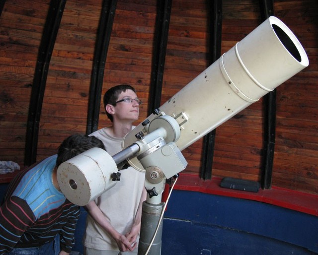 Jacek Kozłowski (patrzy przez teleskop) i Szymon Skorupiński w szkolnym obserwatorium astronomicznym. Marzeniem młodych astronomów i ich opiekuna jest kupno nowego sprzętu do obserwacji nieba. 