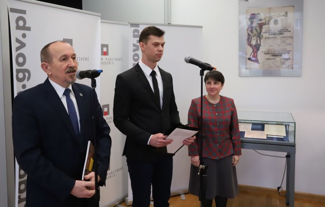 Gości powitał dyrektor Archiwum, Kazimierz Jaroszek.Obok komisarze wystawy: Krzysztof Głowacki( w środku) i Irena Mazur.