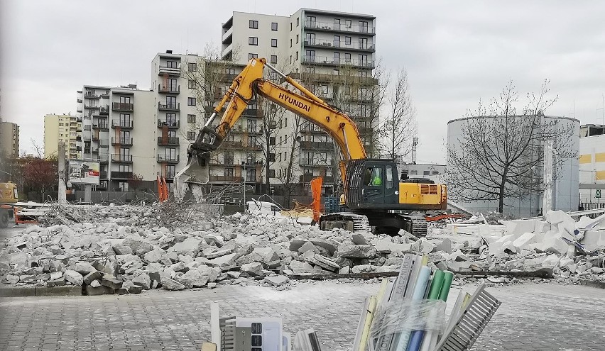 Kraków. Trwa wyburzanie sklepu i serwisu samochodowego przy ul. Bora Komorowskiego [ZDJĘCIA]