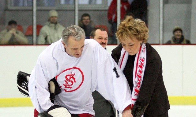 Tak Walery Kosyl uczył Hannę Zdanowską gry w hokeja w Bombonierce