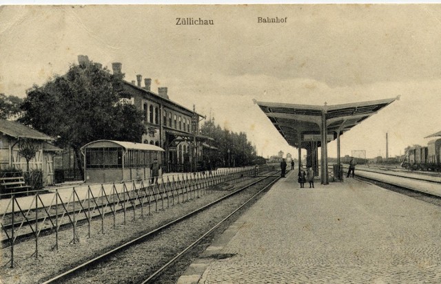 Tak wyglądał dworzec w 1910 r. Obecny wygląd niewiele się różni. Nawet ten sam napis Zullichau jest widoczny...