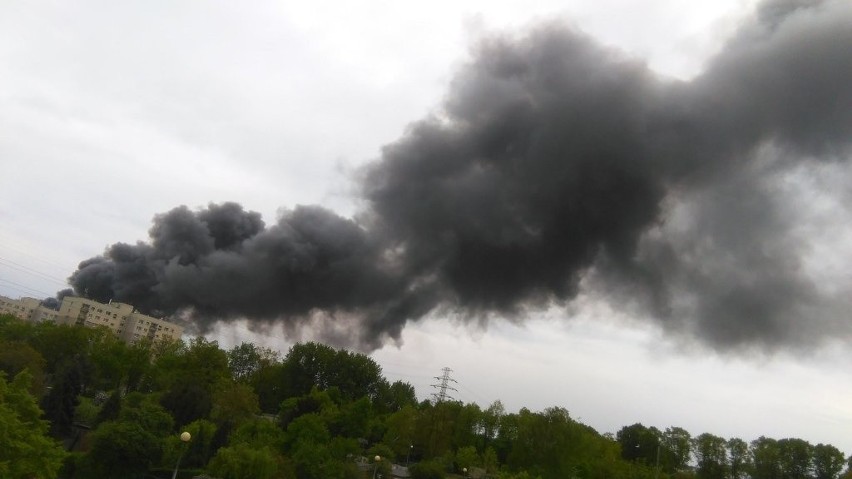 Pożar w Katowicach 13.05.2016. Pożar hali na ul. Żeliwnej