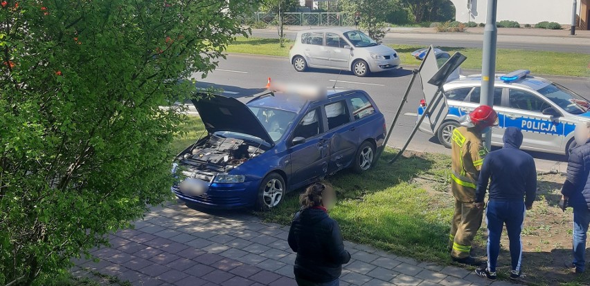 Wypadek na ulicy Władysława IV w Koszalinie. Kierowca zasłabł i uderzył w znak [ZDJĘCIA]