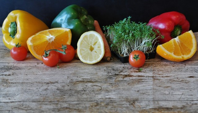 Zdaniem 57,3 proc. Polaków jedzenie świeżych warzyw i owoców jest podstawową zasadą sprzyjającą zdrowemu odżywaniu i gotowaniu.