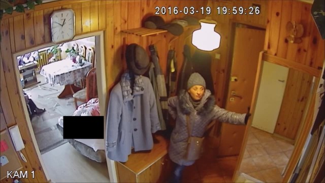 Zdjęcie złodziejki wycięte z filmu nagranego domową kamerą przez naszą czytelniczkę w mieszkaniu jej rodziców.