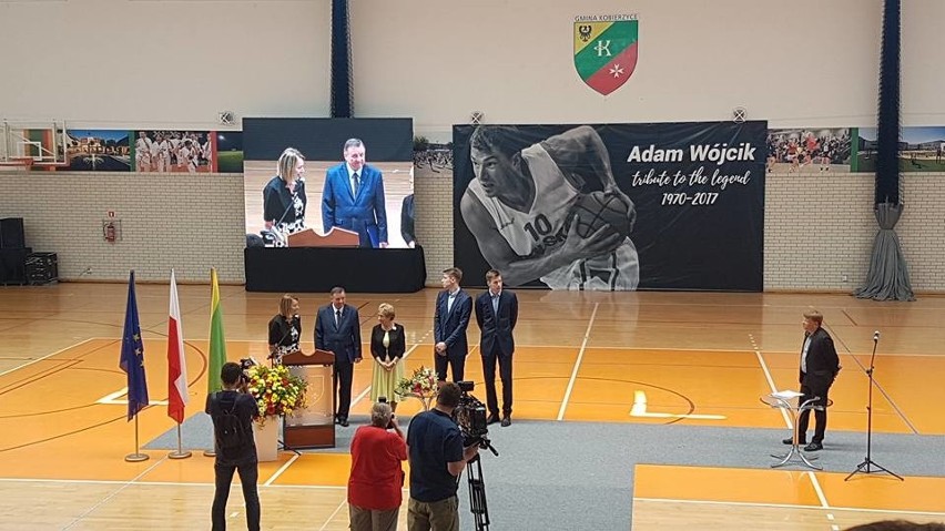 Hala Sportowo-Widowiskowa w Kobierzycach nazwana im. Adama Wójcika [ZDJĘCIA]