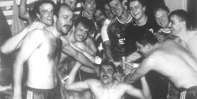 Piłkarze ręczni Iskry Kielce po zdobycia pierwszego w historii mistrzostwa Polski w 1993 roku.