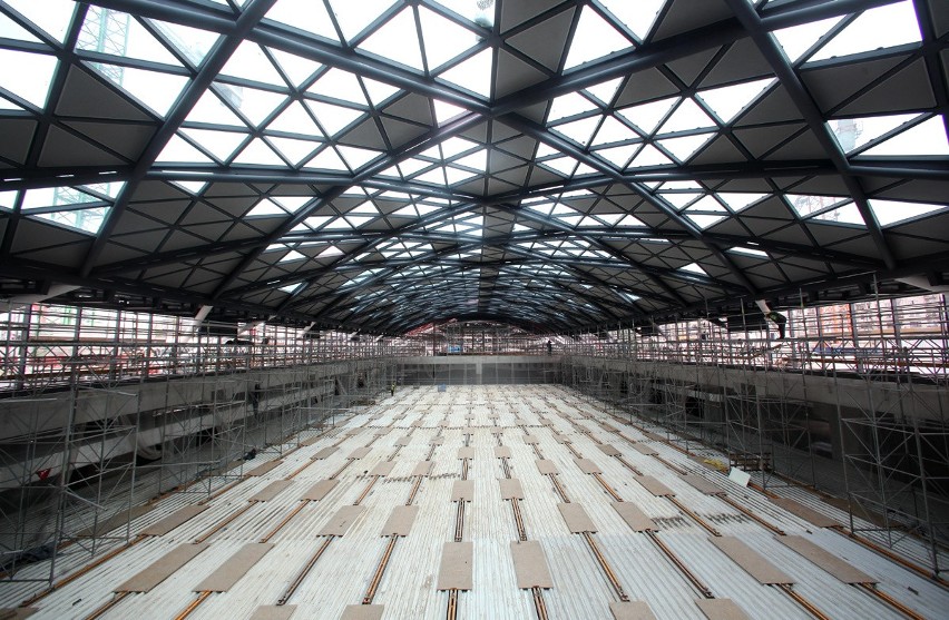 Budowa dworca Łódź Fabryczna. Ułożyli na dachach 7,5 tysiąca paneli [ZDJĘCIA+FILM]