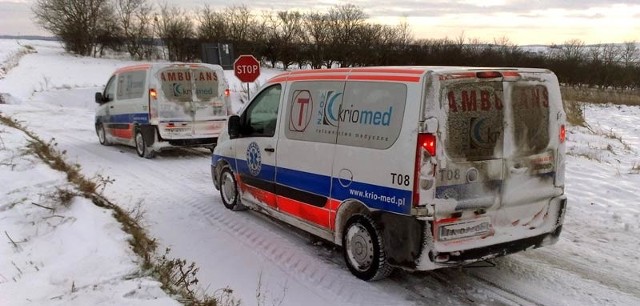 Karetki wiozące chorych na dializy utknęły na drodze do Przemyśla.