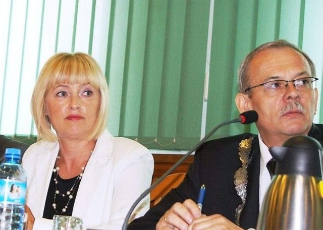 Z prawej burmistrz Marek Jankowski, który nie miał zbyt wesołej miny. Obok skarbniczka Jolanta Skuczyńska i wiceburmistrz Jan Gliszczyński