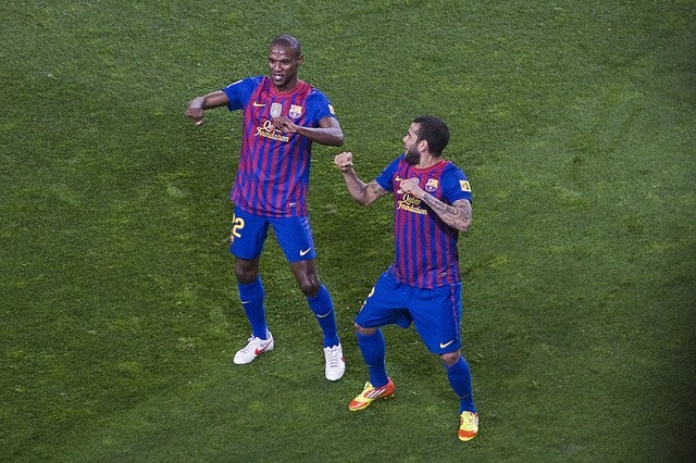 Eric Abidal (z lewej) i Dani Alves - idealny przykład na przyjaźń, która narodziła się na boisku.