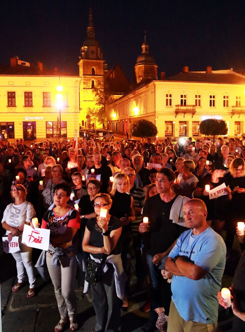 Tłum na Rynku Nowego Sącza: Wolne sądy - wolny naród [ZDJĘCIA]