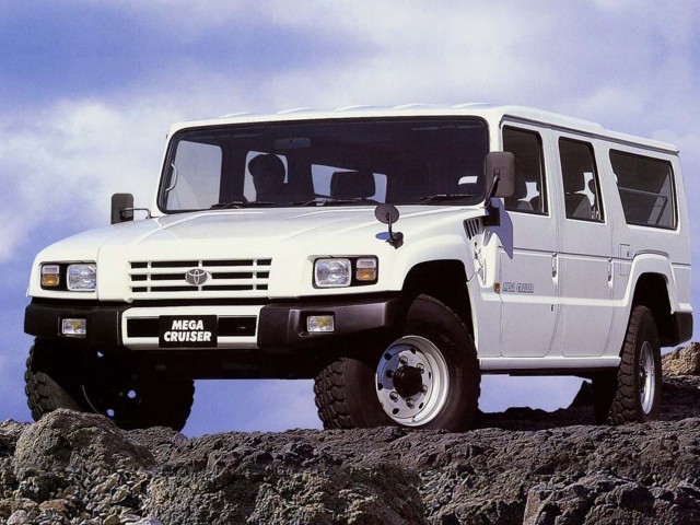 Toyota Mega Cruiser.Toyota Mega Cruiser, potężna japońska terenówka zbudowana z myślą o armii, ujrzała światło dzienne 25 lat temu. Kiedy auto zostało zaprezentowane w 1995 roku, już sama nazwa zapowiadała coś niesamowitego. Auto w cywilnej wersji było marzeniem wielu zapalonych off-roaderów, choć do sprzedaży na rynku przeznaczono tylko ponad 100 egzemplarzy i tylko w Japonii.Fot. Toyota