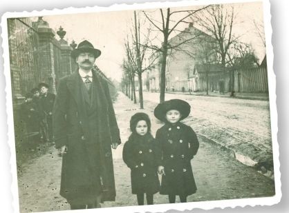 Michał Kuczyński z dziećmi na ul. Bulwarowej (Branickiego), przy wejściu do parku miejskiego w 1911 r. Ze zbiorów Zdzisława Głębockiego.