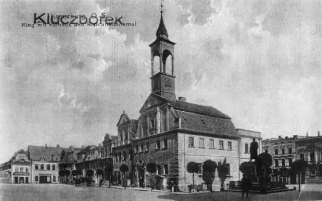 Kluczborski Rynek, na pierwszym planie zespół kamieniczek Dwanaście Apostołów, po prawej stronie widać pomnik żelaznego kanclerza Ottona von Bismarcka.