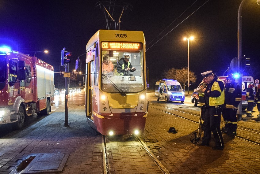 Pieszy śmiertelnie potrącony przez tramwaj na al. Włókniarzy [zdjęcia]