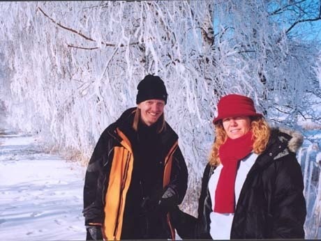 Reżyser Andrew Adamson z producentką 'Władcy Pierścieni" w lesie w pobliżu miejscowości Grądy Woniecko podczas swej pierwszej wizyty w Polsce w lutym 2003 r.