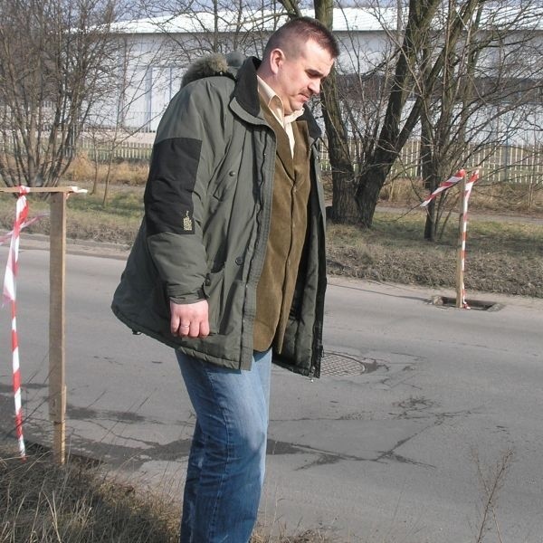 Naczelnik Wydziału Gospodarki Komunalnej i Ochrony Środowiska Urzędu Miejskiego Marcin Góźdź ocenia straty. Otwory kanalizacyjne zostały oznakowane specjalną siatką.